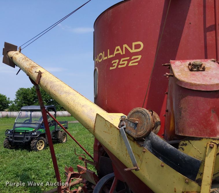 image for item LL9227 New Holland 352  feed grinder/mixer