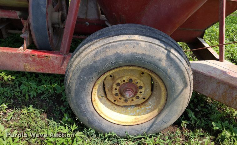 image for item LL9227 New Holland 352  feed grinder/mixer