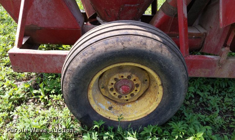 image for item LL9227 New Holland 352  feed grinder/mixer