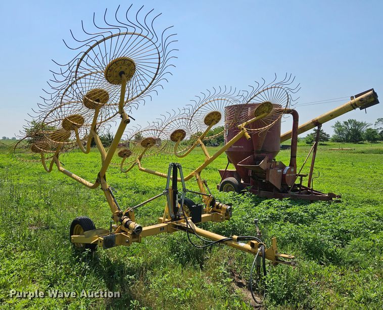 image for item LL9228 Vermeer WR220  hay rake