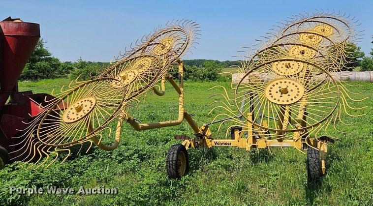 image for item LL9228 Vermeer WR220  hay rake