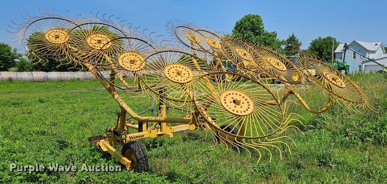 image for item LL9228 Vermeer WR220  hay rake