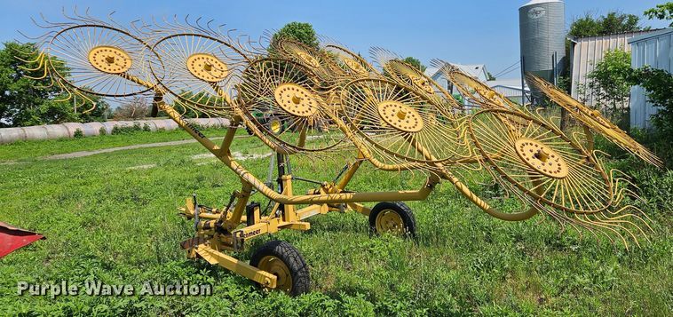 image for item LL9228 Vermeer WR220  hay rake