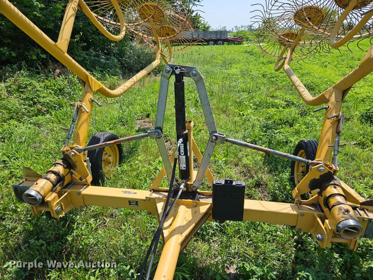 image for item LL9228 Vermeer WR220  hay rake