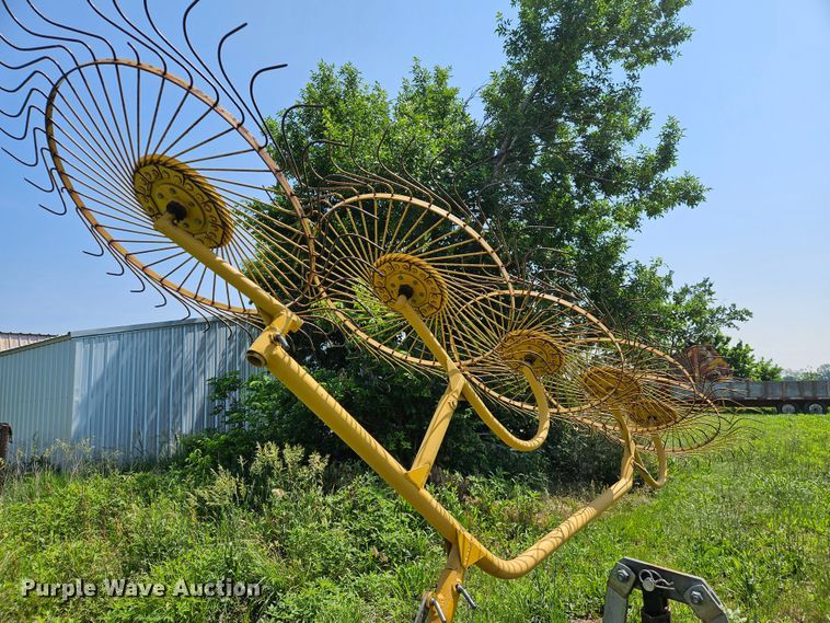 image for item LL9228 Vermeer WR220  hay rake