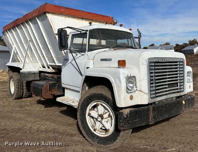image for item LT9416 1978 International Loadstar 1750  feed mixer truck