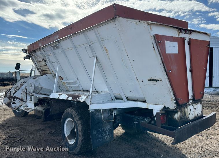 image for item LT9416 1978 International Loadstar 1750  feed mixer truck