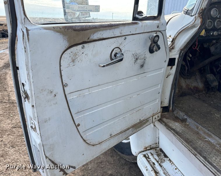 image for item LT9416 1978 International Loadstar 1750  feed mixer truck