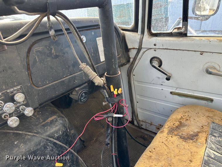 image for item LT9416 1978 International Loadstar 1750  feed mixer truck