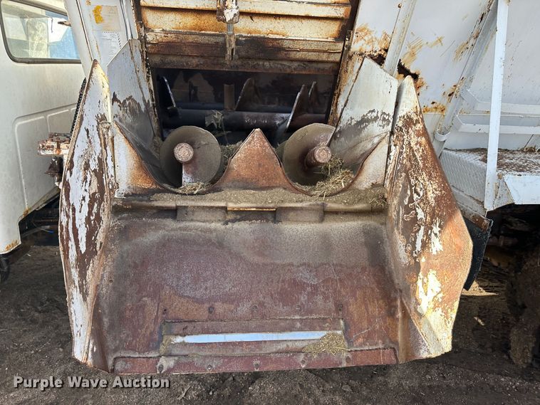 image for item LT9416 1978 International Loadstar 1750  feed mixer truck