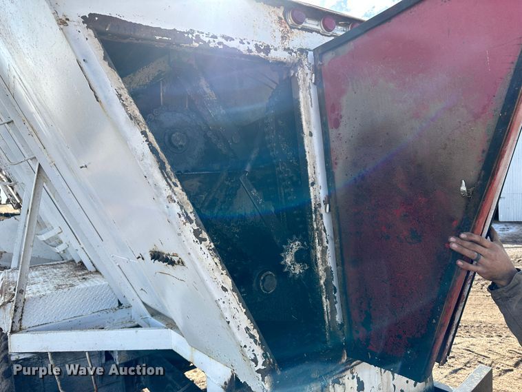 image for item LT9416 1978 International Loadstar 1750  feed mixer truck