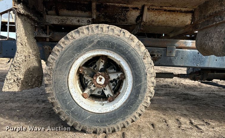 image for item LT9416 1978 International Loadstar 1750  feed mixer truck