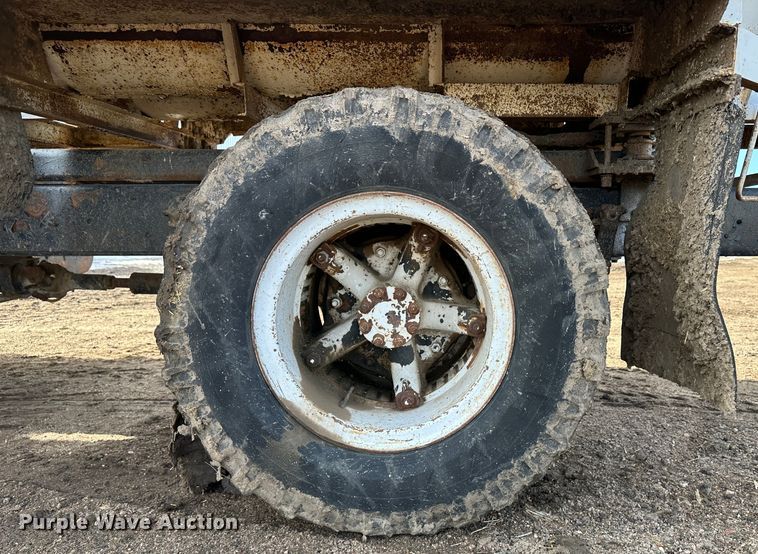 image for item LT9416 1978 International Loadstar 1750  feed mixer truck