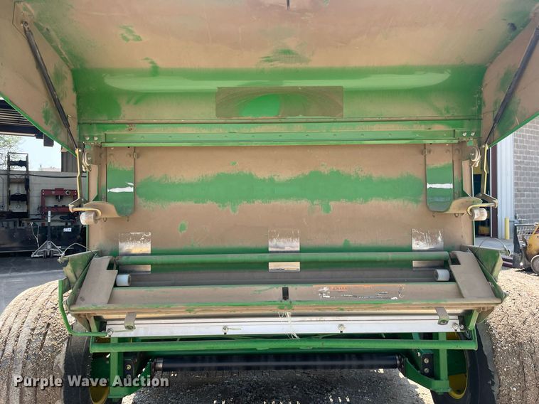 image for item ME9804 John Deere 568 Mega Wide Plus  round baler