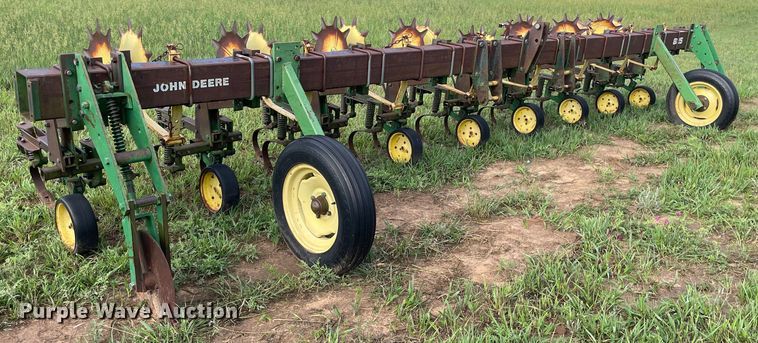 image for item ME9841 John Deere 825  row crop cultivator