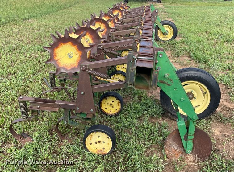 image for item ME9841 John Deere 825  row crop cultivator