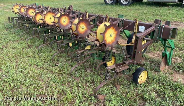 image for item ME9841 John Deere 825  row crop cultivator