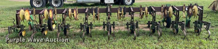 image for item ME9841 John Deere 825  row crop cultivator