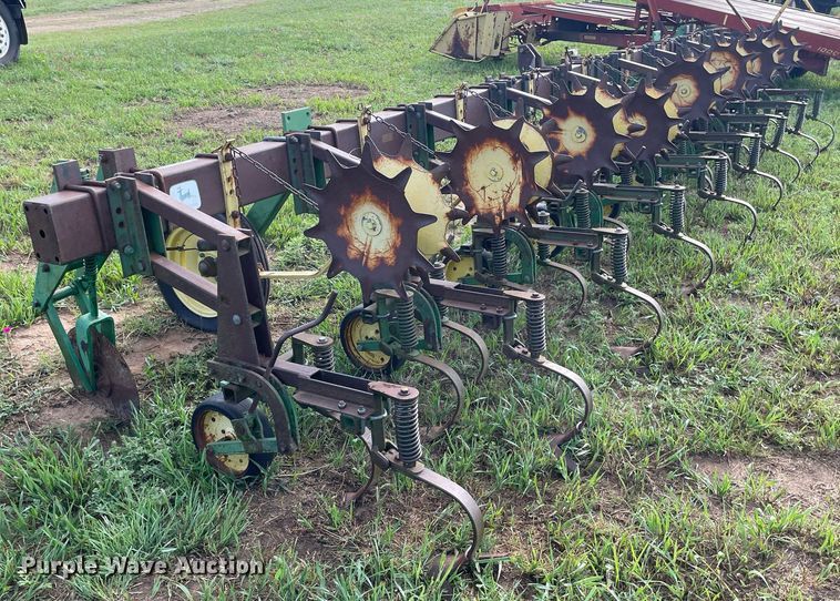 image for item ME9841 John Deere 825  row crop cultivator