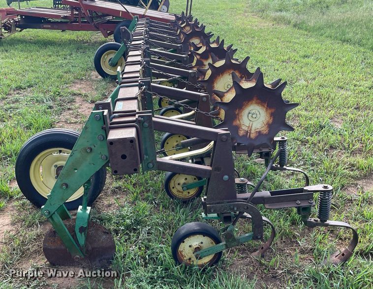 image for item ME9841 John Deere 825  row crop cultivator