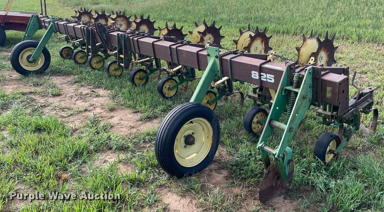image for item ME9841 John Deere 825  row crop cultivator