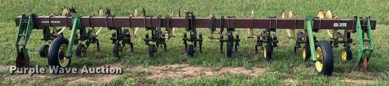 image for item ME9841 John Deere 825  row crop cultivator