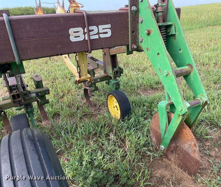 image for item ME9841 John Deere 825  row crop cultivator