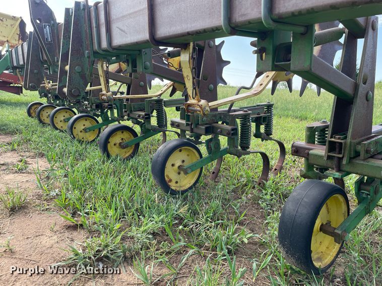 image for item ME9841 John Deere 825  row crop cultivator
