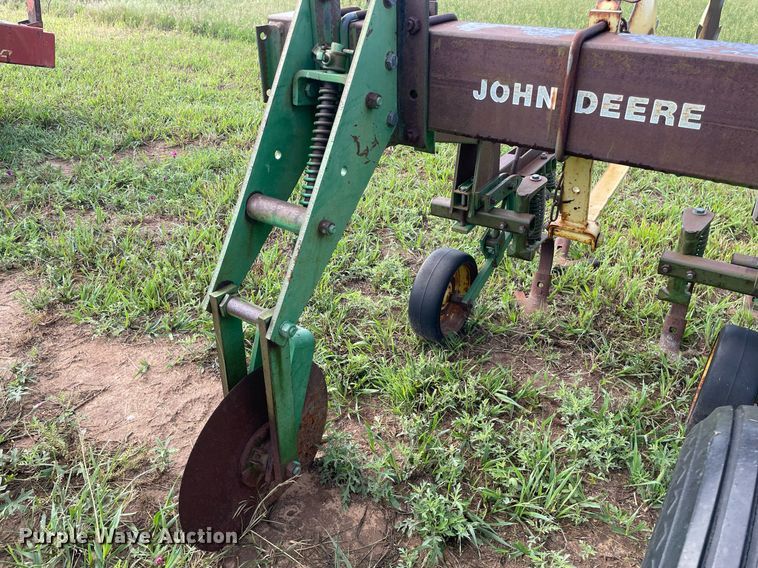 image for item ME9841 John Deere 825  row crop cultivator