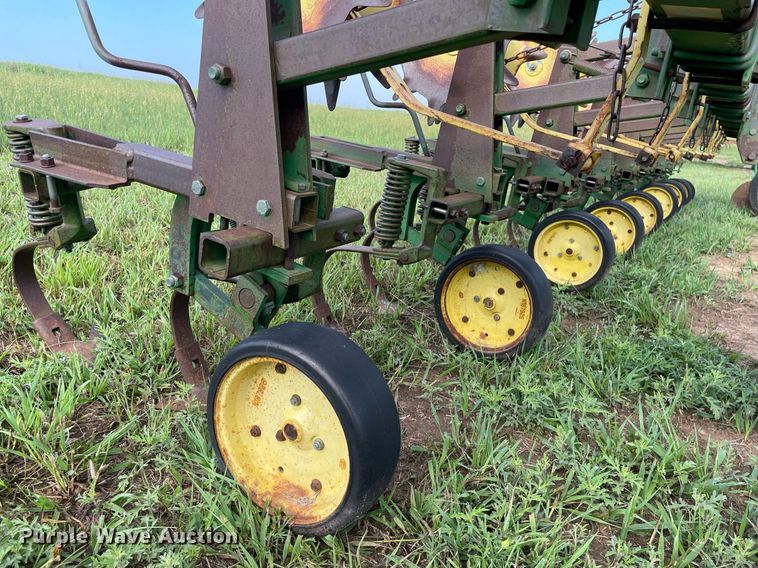 image for item ME9841 John Deere 825  row crop cultivator
