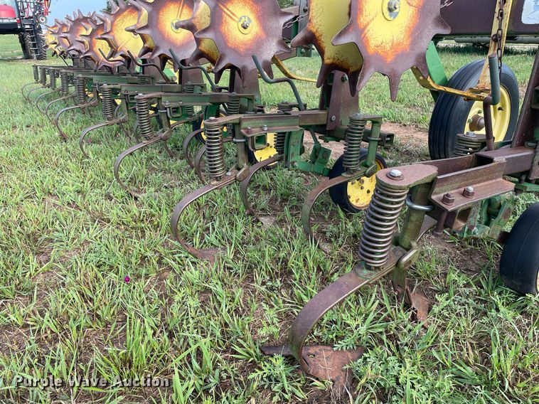 image for item ME9841 John Deere 825  row crop cultivator