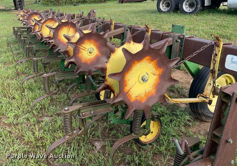 image for item ME9841 John Deere 825  row crop cultivator