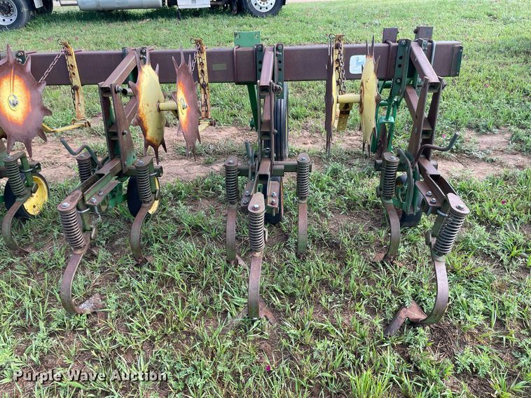 image for item ME9841 John Deere 825  row crop cultivator
