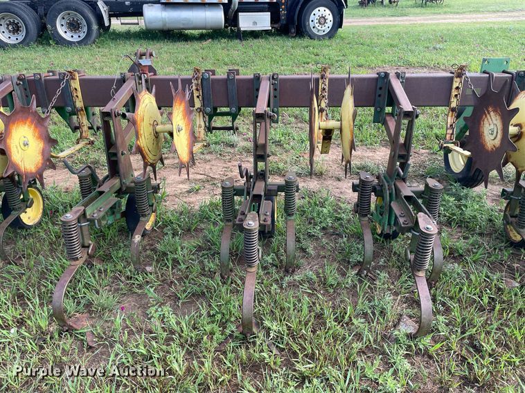 image for item ME9841 John Deere 825  row crop cultivator