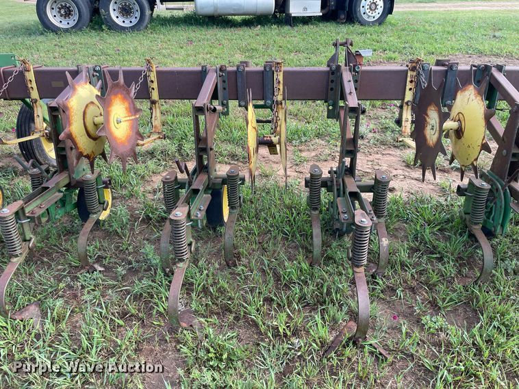 image for item ME9841 John Deere 825  row crop cultivator