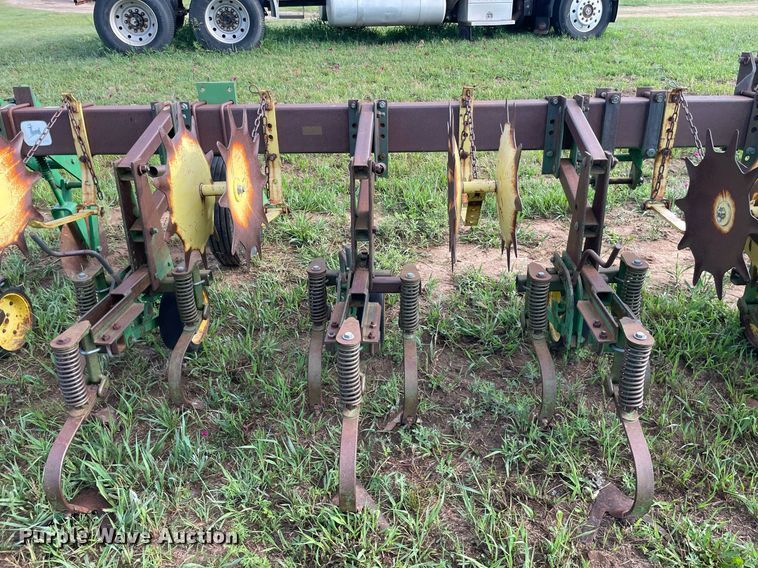 image for item ME9841 John Deere 825  row crop cultivator