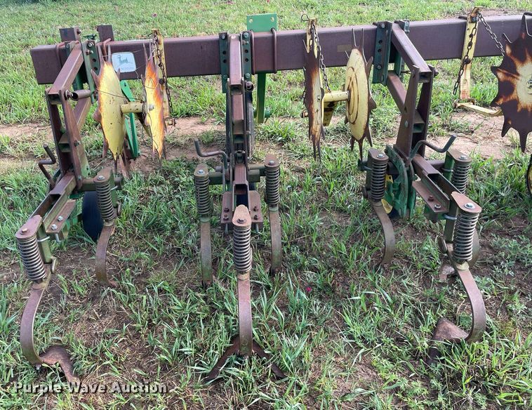 image for item ME9841 John Deere 825  row crop cultivator