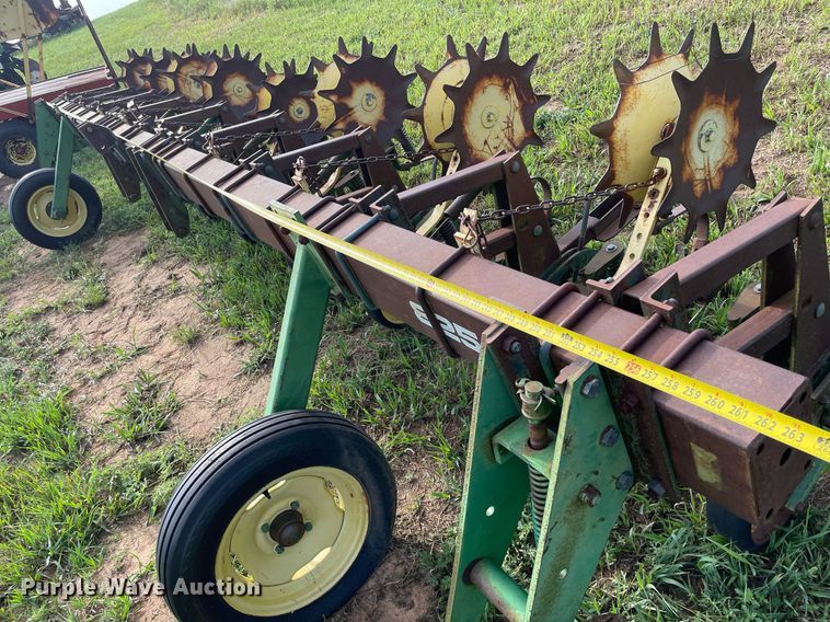 image for item ME9841 John Deere 825  row crop cultivator