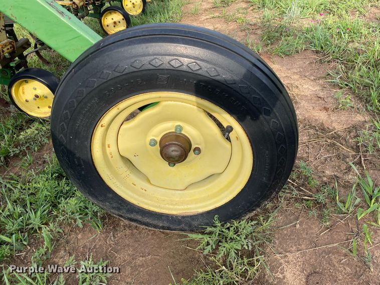 image for item ME9841 John Deere 825  row crop cultivator