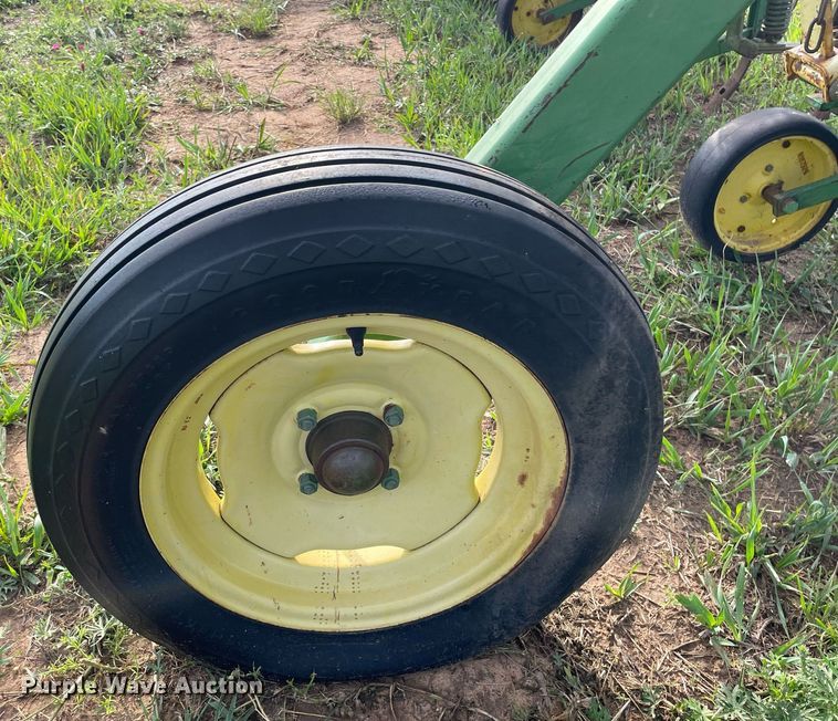 image for item ME9841 John Deere 825  row crop cultivator