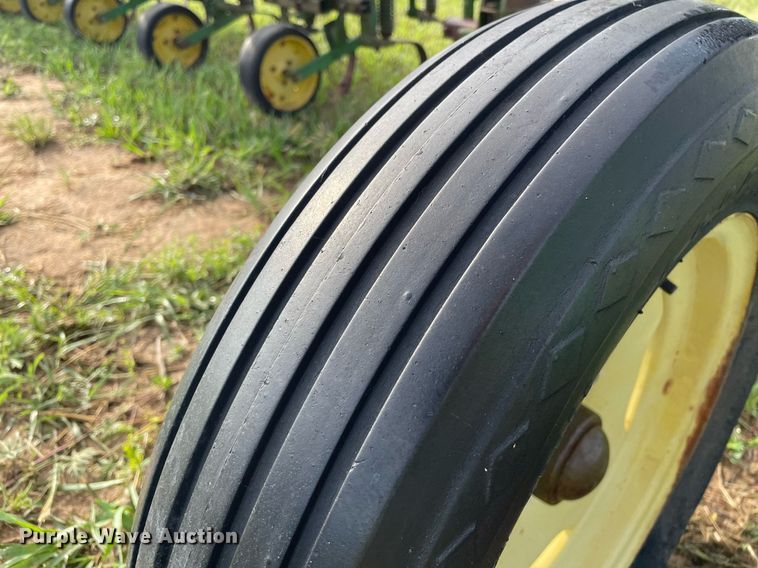 image for item ME9841 John Deere 825  row crop cultivator