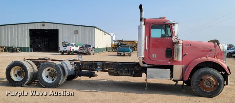 image for item ML9407 1992 Freightliner FLD 120  truck cab and chassis