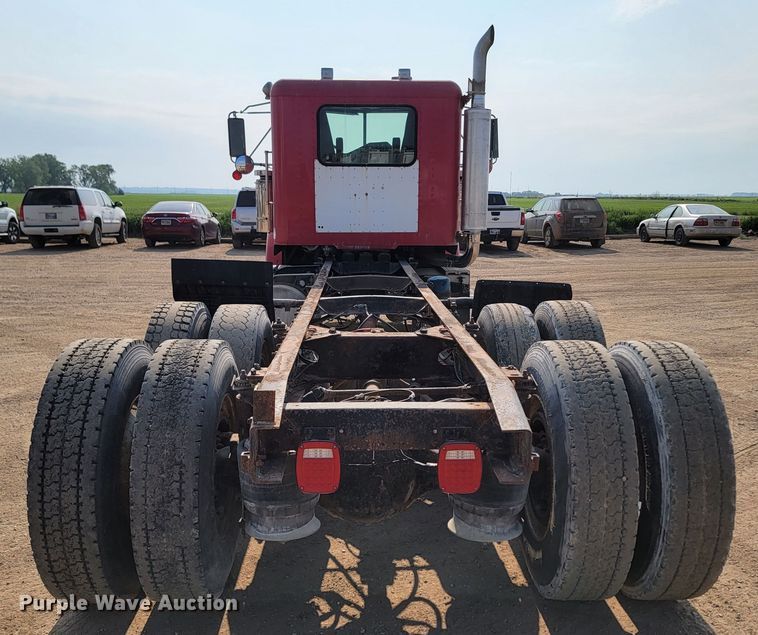 image for item ML9407 1992 Freightliner FLD 120  truck cab and chassis