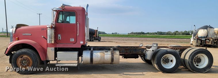 image for item ML9407 1992 Freightliner FLD 120  truck cab and chassis