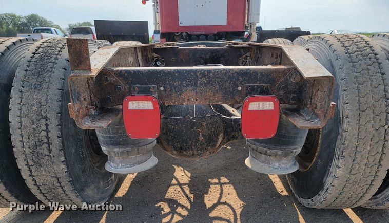 image for item ML9407 1992 Freightliner FLD 120  truck cab and chassis