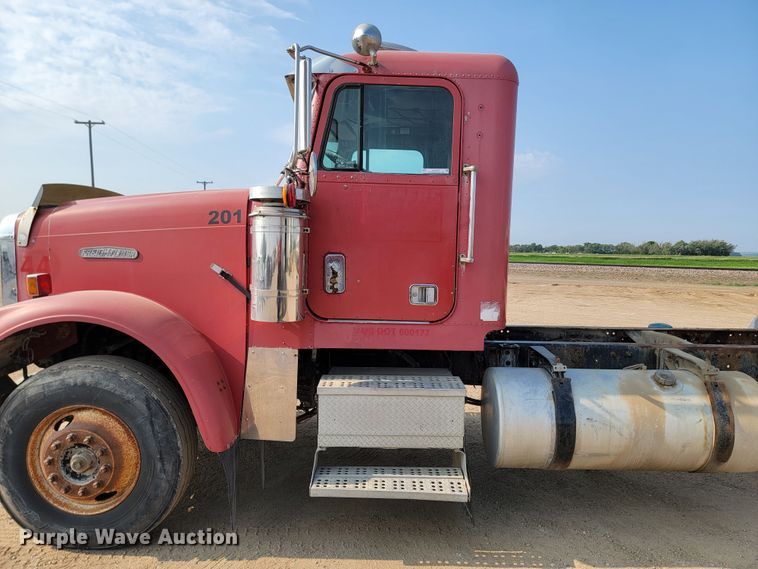 image for item ML9407 1992 Freightliner FLD 120  truck cab and chassis