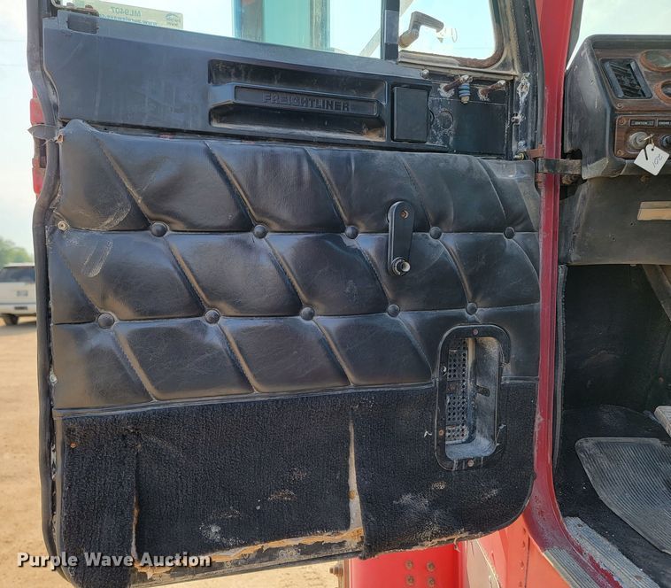 image for item ML9407 1992 Freightliner FLD 120  truck cab and chassis