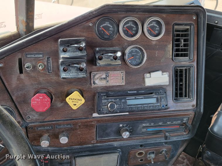 image for item ML9407 1992 Freightliner FLD 120  truck cab and chassis