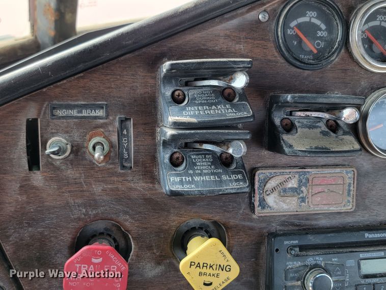 image for item ML9407 1992 Freightliner FLD 120  truck cab and chassis