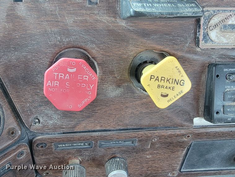 image for item ML9407 1992 Freightliner FLD 120  truck cab and chassis